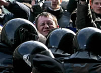 Участник демонстрации по случаю Дня свободы (25 марта 2005 года) под натиском милиции.