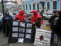 Среди участников-персонажей театрализованного пикета были смерть и два палача. 